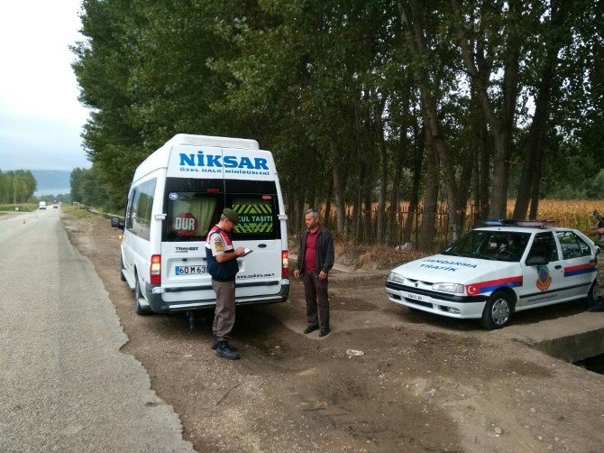 Niksar İlçe Jandarma Ekipleri Öğrenci Servislerini Denetledi