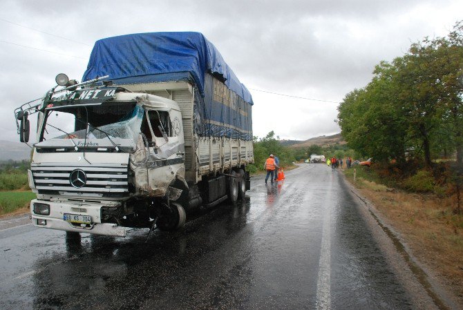 Tokat’ta Tır’la Kamyon Çarpıştı: 2 Yaralı