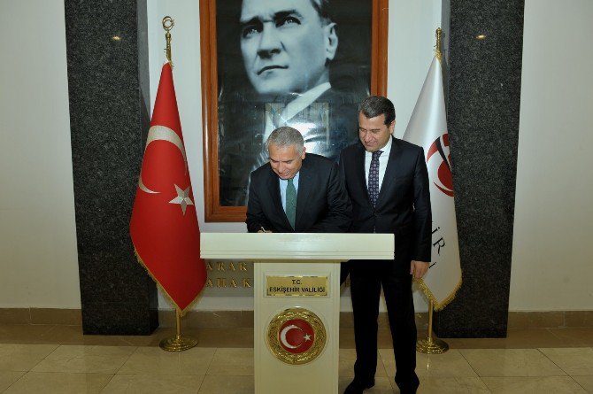 Afyonkarahisar Valisi Aziz Yıldırım, Vali Azmi Çelik’i Makamında Ziyaret Etti