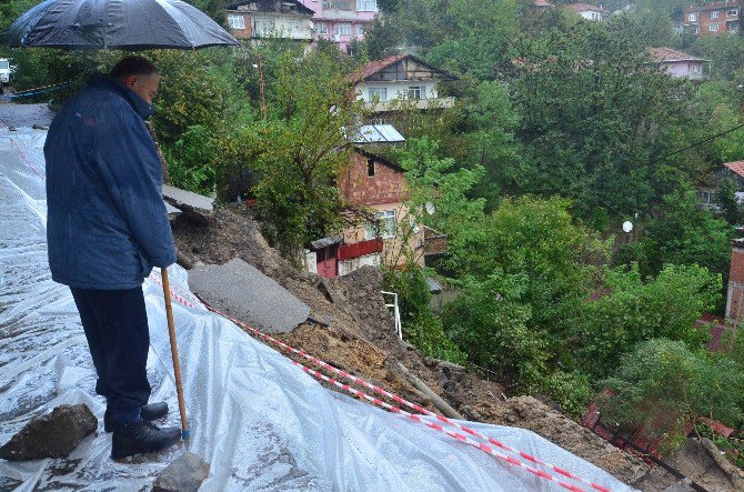 Zonguldak’ta Meydana Gelen Heyelanda Bir Ev Toprak Altında Kaldı