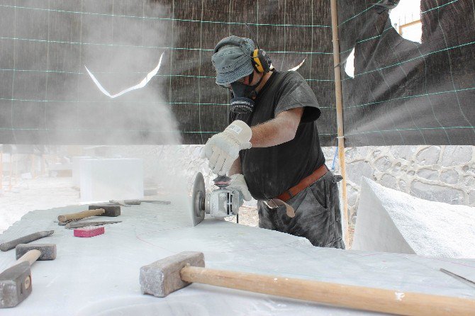 Suriyeliler İçin Heykel Yapan Cumhurbaşkanı Adayı, Türkiye İle Sınırları Ortadan Kaldıracak