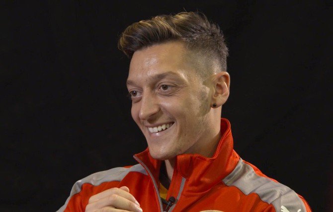 Mesut Özil: “Oğuzhan Premier Lig’de Forma Giyebilir”