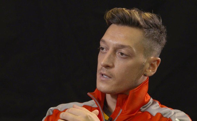 Mesut Özil: “Oğuzhan Premier Lig’de Forma Giyebilir”