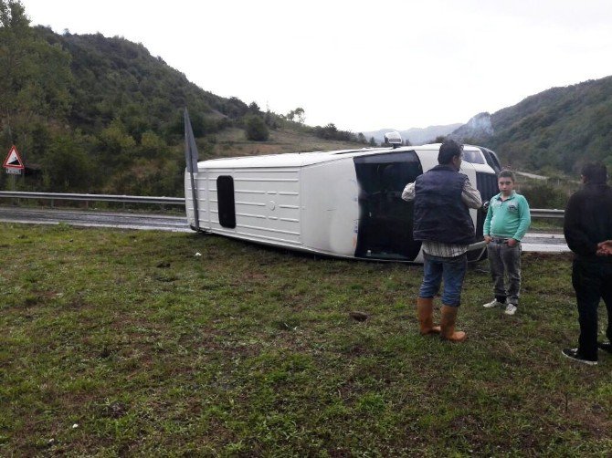 Bartın’da Servis Minibüsü Devrildi