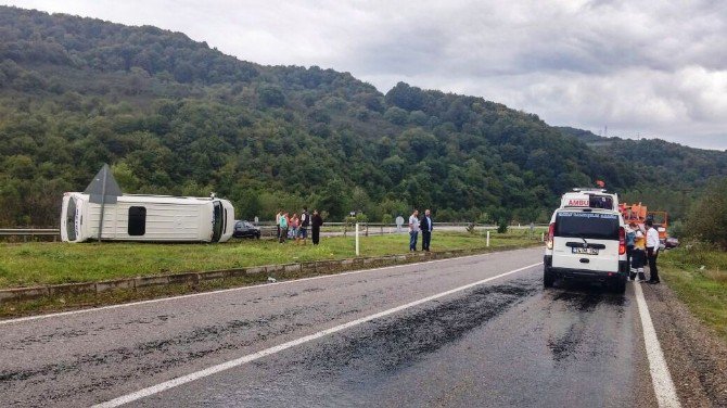 Bartın’da Servis Minibüsü Devrildi