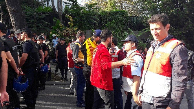 Galatasaraylı Taraftarlar Taksim’de Toplandı