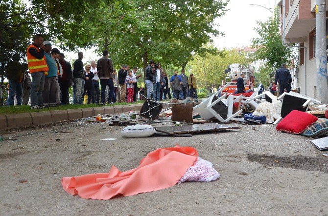 ‘Beni Öldürecekler’ Dedi, Camdan Eşyalarını Sokağa Fırlattı