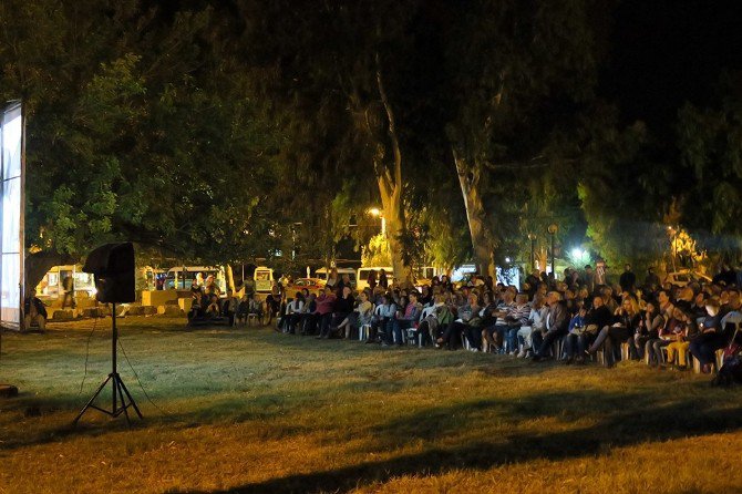 Yüzlerce Vatandaş Açık Havada ‘İftarlık Gazoz’ Filmini İzledi