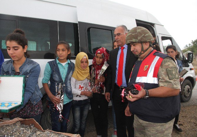 Kız Öğrencilerden, Görev Başındaki Mehmetçik Ve Polise Anlamlı Ziyaret