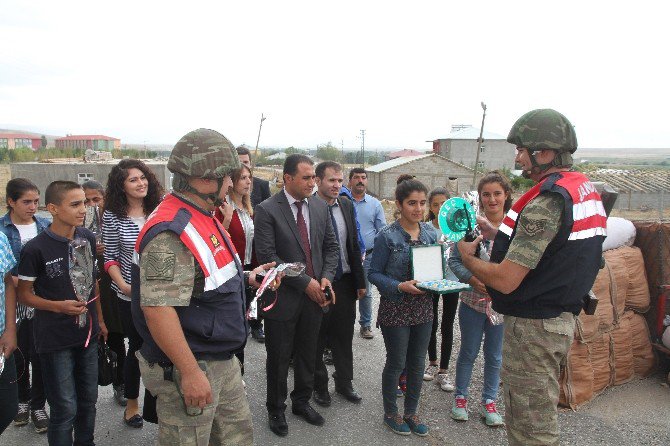 Kız Öğrencilerden, Görev Başındaki Mehmetçik Ve Polise Anlamlı Ziyaret