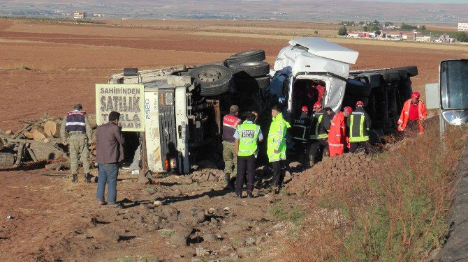 Çarpışan Tır Ve Kamyon Şarampole Uçtu: 2 Yaralı