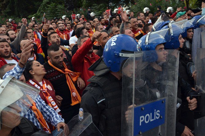 Dursun Özbek, Taraftarlarla Stada Gitti