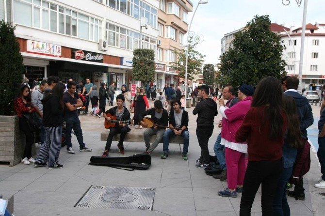 Bolu Güzel Sanatlar Lisesi Öğrencilerinden Cadde De Müzik Keyfi