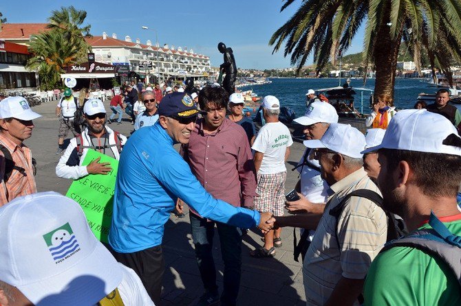 Doğaseverlerden Foça’da Temizlik Çalışması