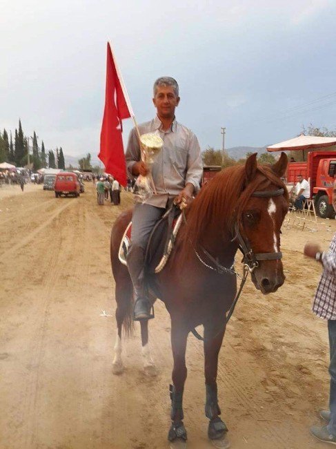 Pistte Devrilen Atın Altında Kalan Jokeyin Ölümü Camiayı Yasa Boğdu