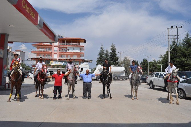 Korkuteli Düğünlerinde Atlı Korteje İlgi Yoğun