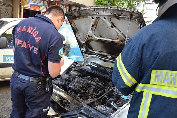 Manisa’da Seyir Halindeki Otomobil Alev Aldı