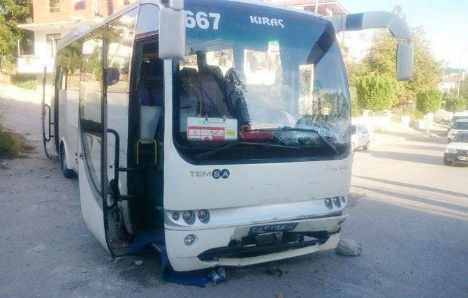 Halk Otobüsü Park Halindeki Otomobili Hurdaya Çevirdi: 1 Yaralı