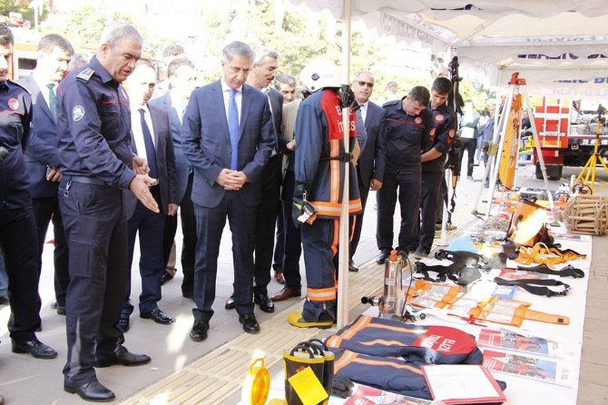 Elazığ’da İtfaiye Araç Ve Gereçleri Sergilendi