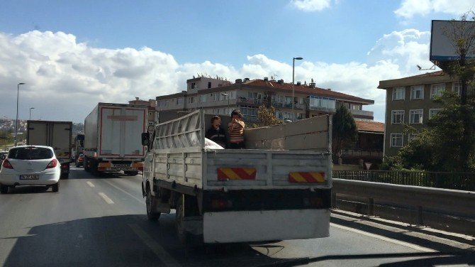   Çocukların Kamyonet Kasasındaki Tehlikeli Yolculuğu Kamerada