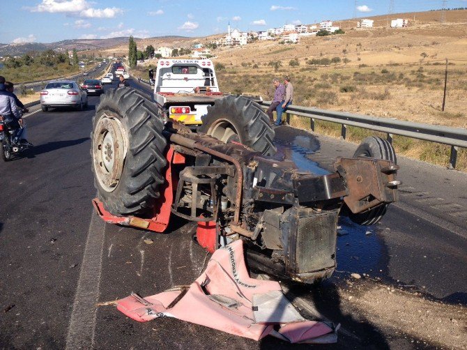 Aliağa’da Otomobil İle Traktör Çarpıştı: 2 Yaralı