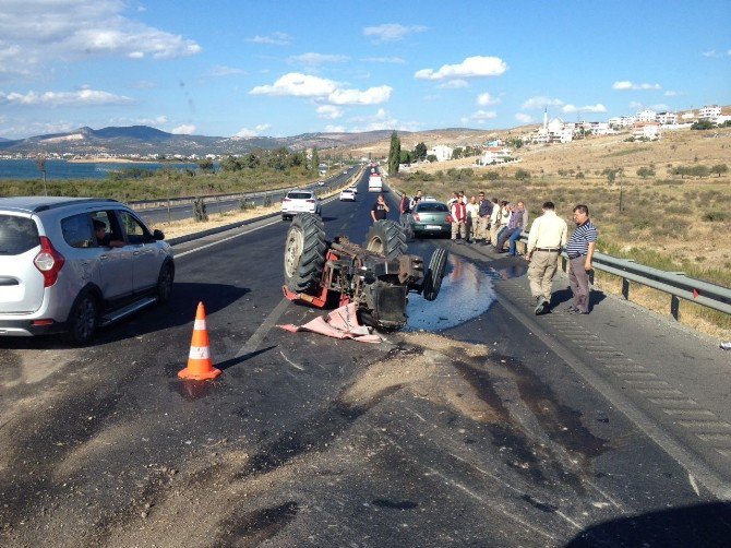 Aliağa’da Otomobil İle Traktör Çarpıştı: 2 Yaralı