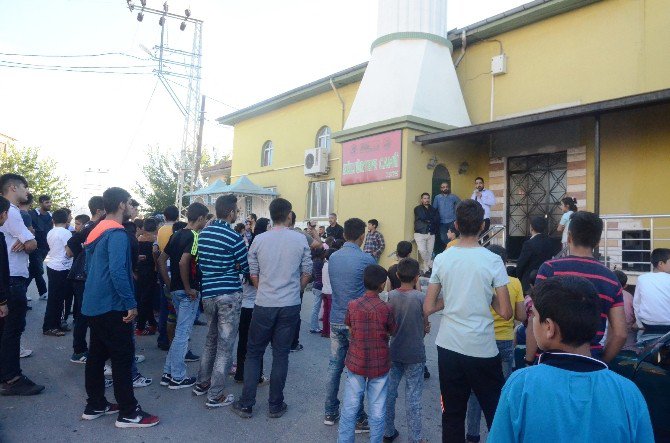 Çöp Konteynerleri İle Yolu Trafiğe Kapattılar