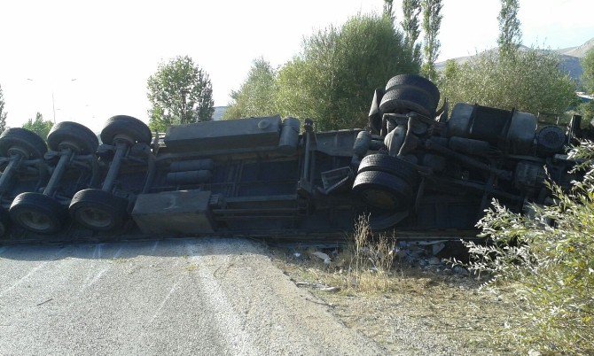 Malatya’da Bisküvi Yüklü Tır Devrildi: 1 Yaralı