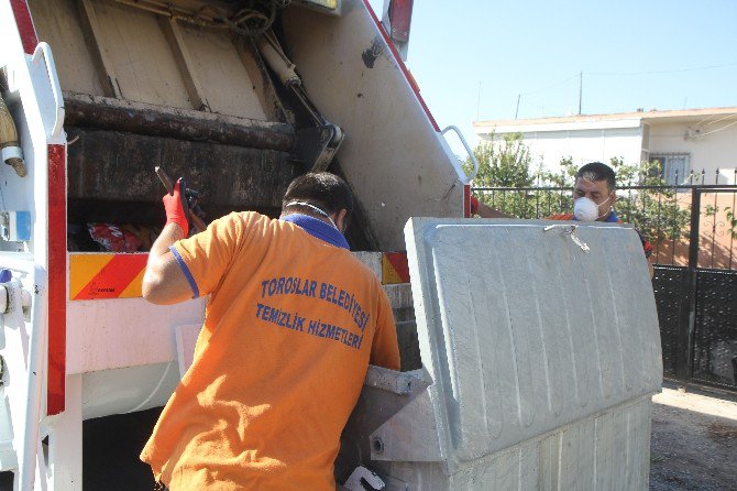 Toroslar Belediyesi, Çöp Konteynerlerini Yıkayarak, Dezenfekte Ediyor