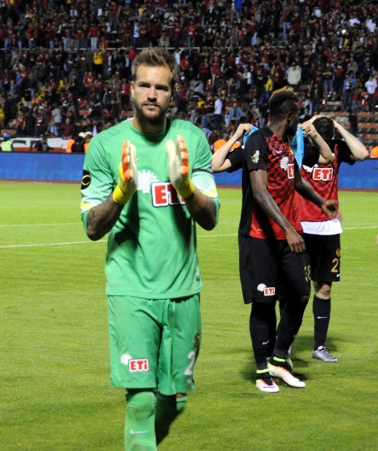 Muslera’nın Tahtına 70 Metreden Attığı Golle Göz Dikti