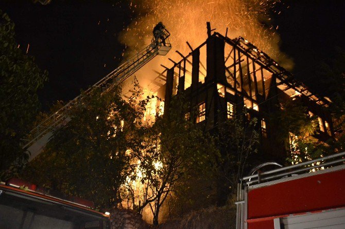 Safranbolu’da 150 Yıllık 3 Katlı Tarihi Konak Alevlere Teslim Oldu