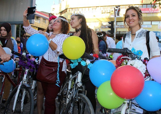 Süslü Kadınlar Bisiklete Dikkat Çekti