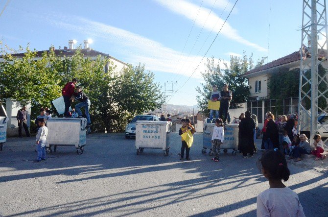 Çöp Konteynerleri İle Yolu Trafiğe Kapattılar