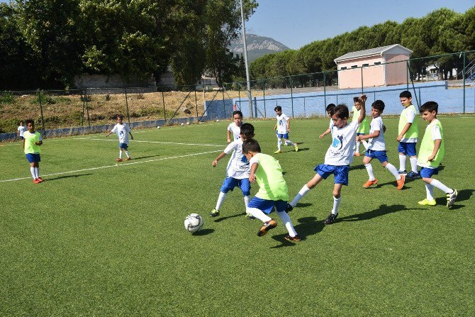 Yunusemre Belediyesi Kış Futbol Okulu Açıyor