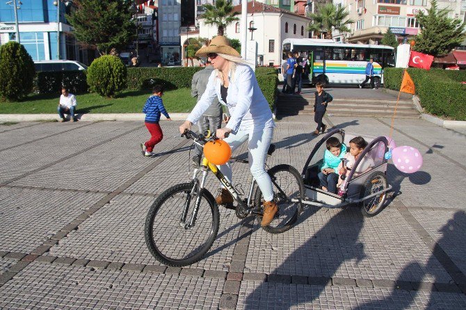 ’Süslü Kadınlar’ Pedal Çevirdi