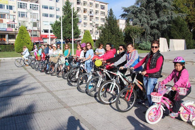 ’Süslü Kadınlar’ Pedal Çevirdi