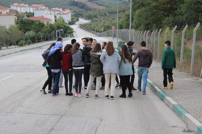 Bursa’da Onlarca Öğrenci Okula Gitmek İçin Her Gün Kilometrelerce Yürüyor