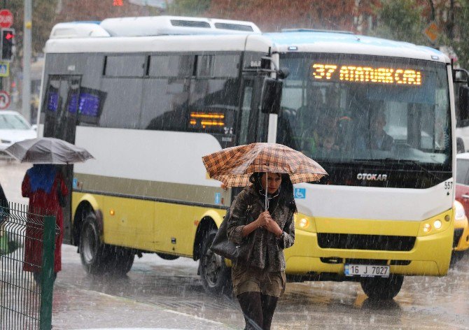 Bursalılar Yağmura Hazırlıksız Yakalandı