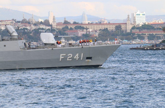 Eminönü’ne Demir Atan Savaş Gemisine Yoğun İlgi