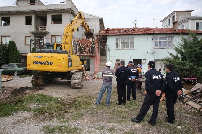 Garaj Üstüne Yapılan Kaçak Yapı Yıkıldı