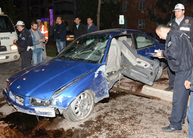 Refüje Çıkan Otomobil Ağaçları Yerinden Söktü: 3 Yaralı