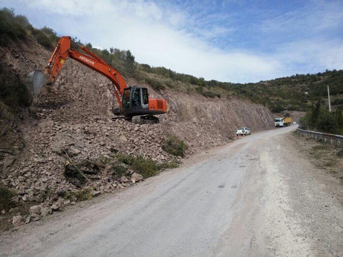 Körfez’de Yol Genişletme Çalışmaları Sürüyor