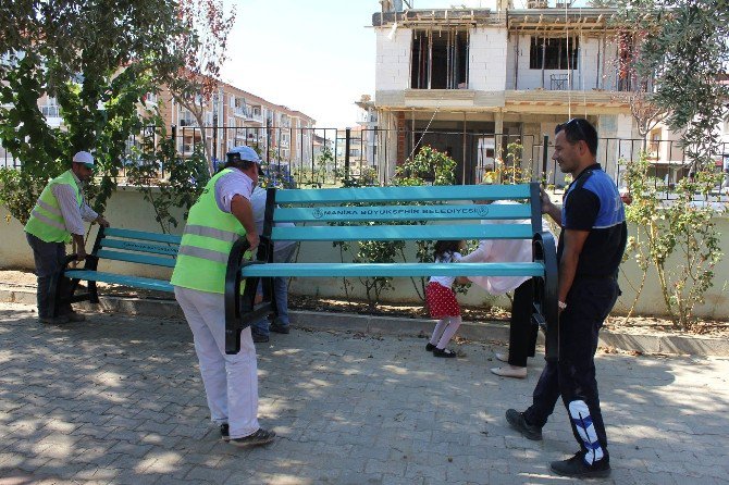 Sarıgöl’deki Okullara Oturma Grubu Yerleştirildi