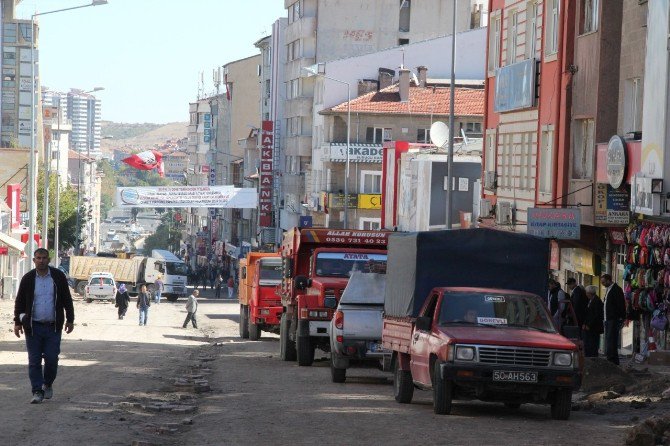 Atatürk Bulvarında Alt Yapı Çalışmaları Devam Ediyor