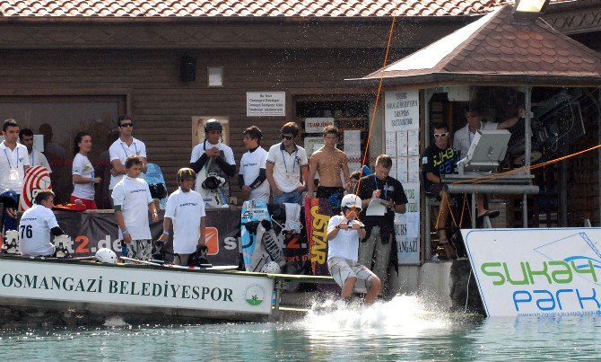 Osmangazi Belediyesi, 15 Temmuz Şehitleri İçin Wakeboard Düzenliyor