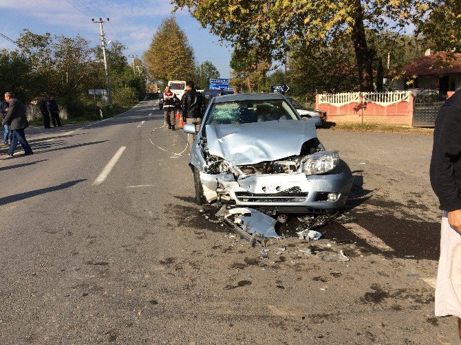 Öğrenci Minibüsü Otomobille Çarpıştı: 12 Yaralı