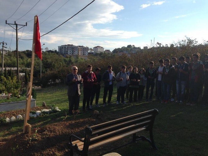 Öğrenciler Şehit Ercan Çelik’in Kabrini Ziyaret Ettiler