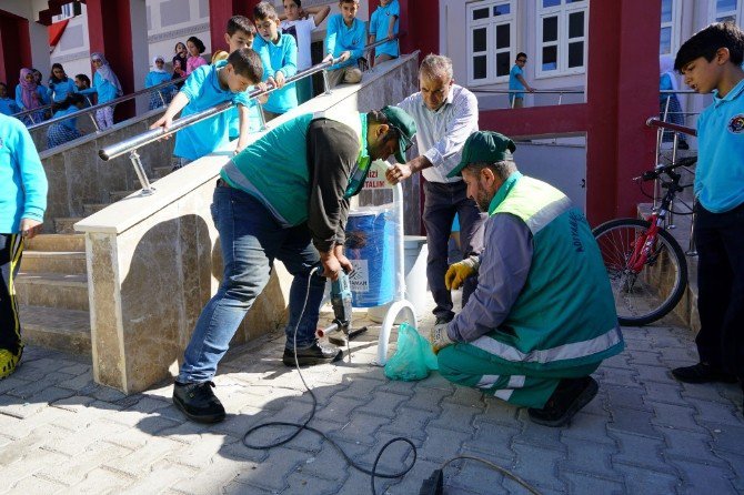 Adıyaman Belediyesi’nden Okullara Bank Ve Çöp Kovası