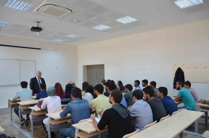 Rektör Gönüllü Mühendislik Fakültesinde İlk Dersi Verdi