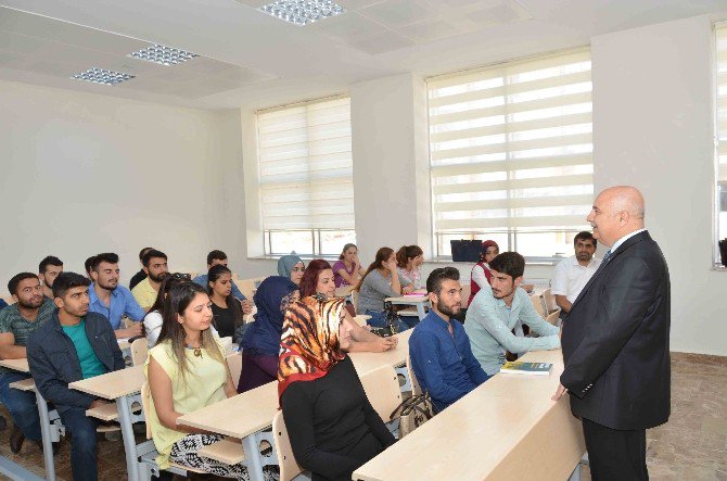 Rektör Gönüllü Mühendislik Fakültesinde İlk Dersi Verdi